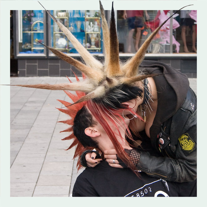 http://fc00.deviantart.com/fs19/f/2007/248/e/3/Punk_Kiss_by_GothPhoto.jpg