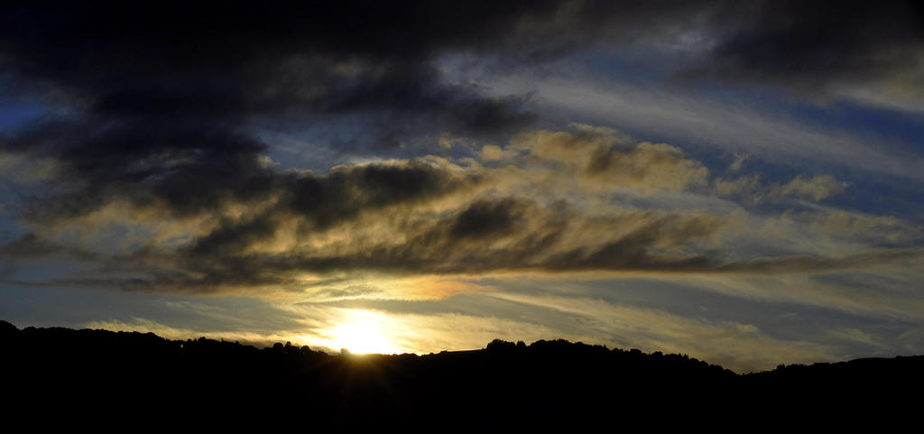 Cloudy_Sunset_by_3vilCrayon.jpg